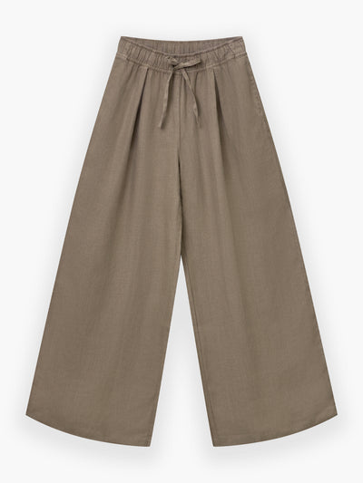 Hose Josy Linen Soft Brown, weites Bein und hohe Taille mit elastischem Bund und Kordelzug, flach auf weißem Grund.
