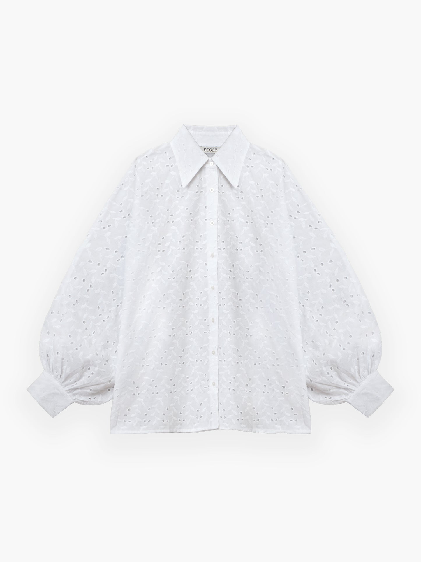 Die weiße Spitzenbluse Antonia mit langen Broderie-Anglaise-Ärmeln, spitzem Kragen, geknöpfter Vorderseite und gepufften Manschetten ist auf einem schlichten weißen Hintergrund zu sehen.