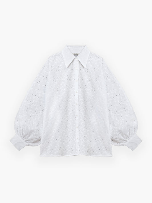 Die weiße Spitzenbluse Antonia mit langen Broderie-Anglaise-Ärmeln, spitzem Kragen, geknöpfter Vorderseite und gepufften Manschetten ist auf einem schlichten weißen Hintergrund zu sehen.