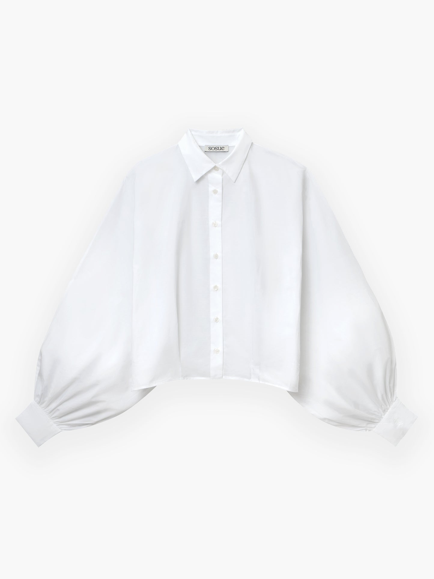 Das Bluse Antonia Short White ist ein übergroßes Button-up-Hemd mit klassischem Kragen und weiten Ballonärmeln, die an breiten Manschetten gerafft sind, auf einem einfarbig weißen Hintergrund.