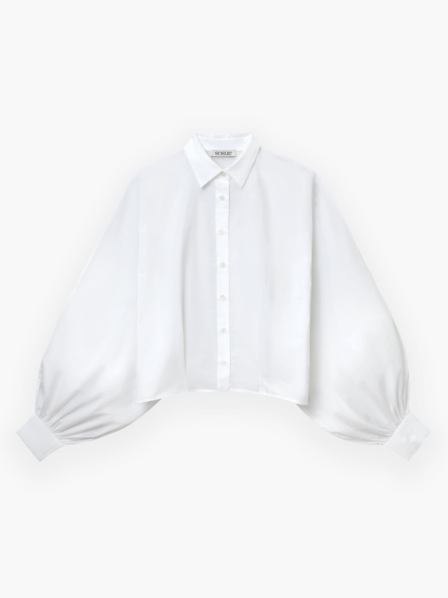 Das Bluse Antonia Short White ist ein übergroßes Button-up-Hemd mit klassischem Kragen und weiten Ballonärmeln, die an breiten Manschetten gerafft sind, auf einem einfarbig weißen Hintergrund.