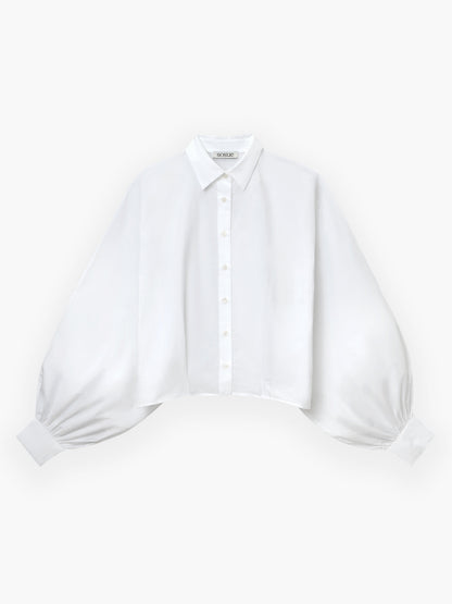 Das Bluse Antonia Short White ist ein übergroßes Button-up-Hemd mit klassischem Kragen und weiten Ballonärmeln, die an breiten Manschetten gerafft sind, auf einem einfarbig weißen Hintergrund.