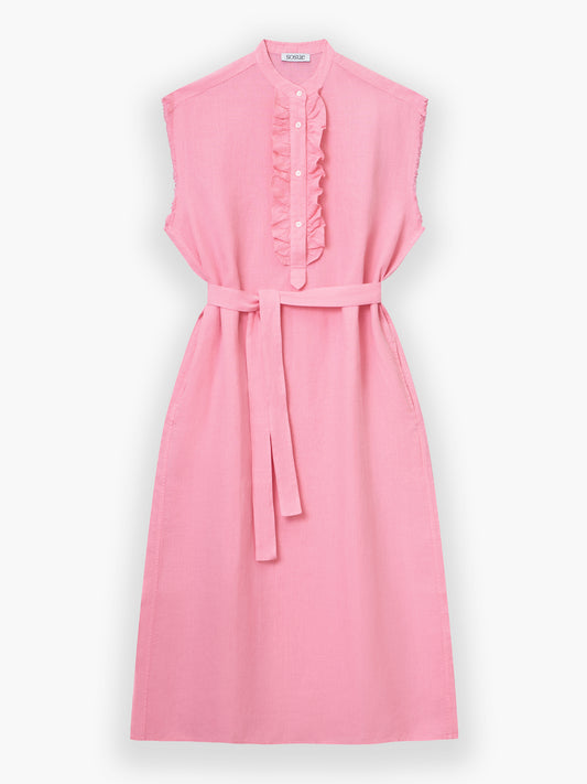 Das Kleid Barcelona Pink ist ein ärmelloses, knielanges, rosa Kleid mit Taillengürtel, Knopfleiste und Rüschendetails an den Knöpfen. Es ist aus weichem, leichtem Stoff gefertigt und sieht einfach und elegant aus.