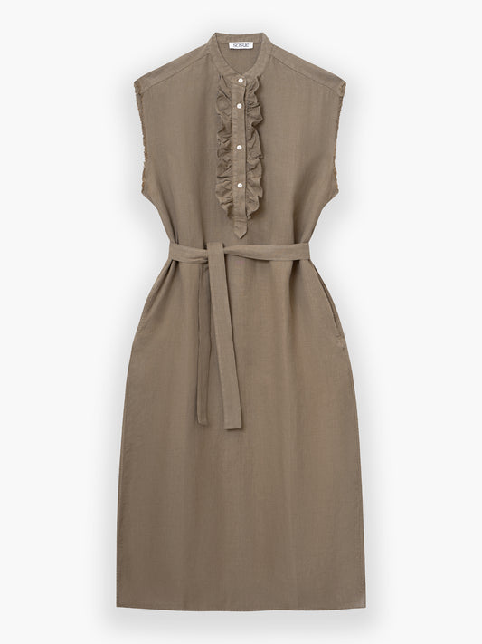 Das Kleid Barcelona Soft Brown ist ein ärmelloses, knielanges Kleid in sanftem Braun mit einem gerüschten Kragen mit Knopfleiste, einem Bindegürtel in der Taille, Seitentaschen und einem weichen, leichten Stoff.