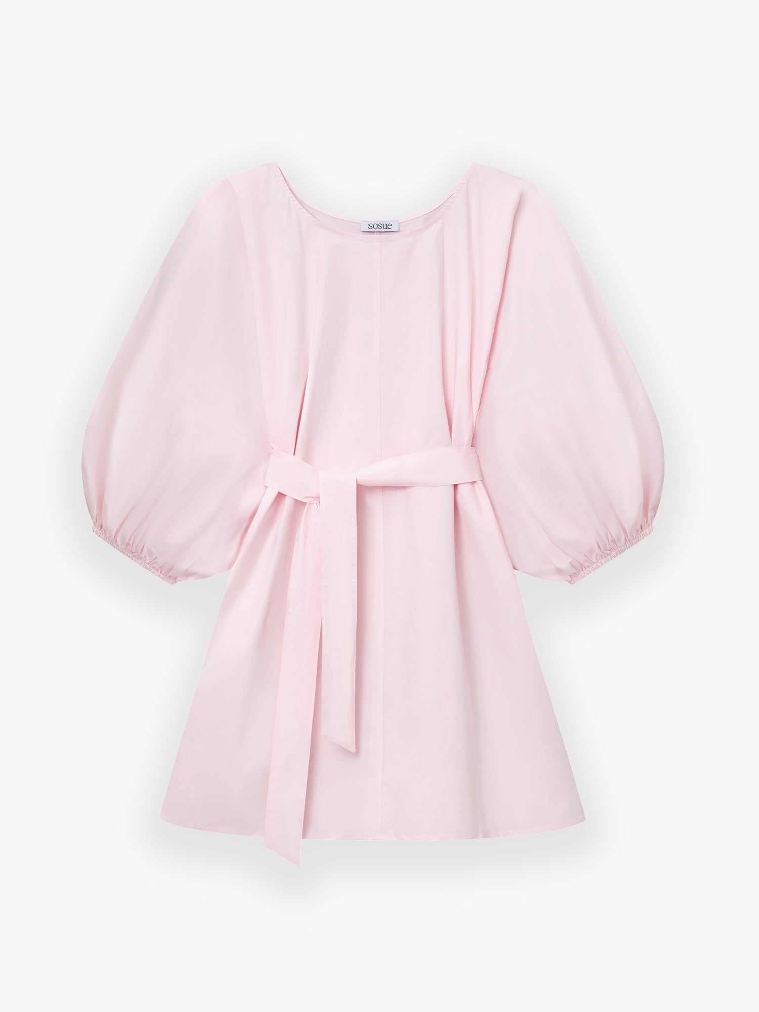 Das Powder Dress Antonia Rose ist ein hellrosa, knielanges Kleid mit weiten Puffärmeln, rundem Halsausschnitt und passendem Stoffgürtel in der Taille, abgebildet auf einem schlichten weißen Hintergrund.