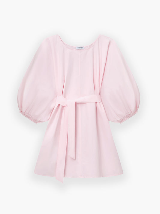 Das Powder Dress Antonia Rose ist ein hellrosa, knielanges Kleid mit weiten Puffärmeln, rundem Halsausschnitt und passendem Stoffgürtel in der Taille, abgebildet auf einem schlichten weißen Hintergrund.