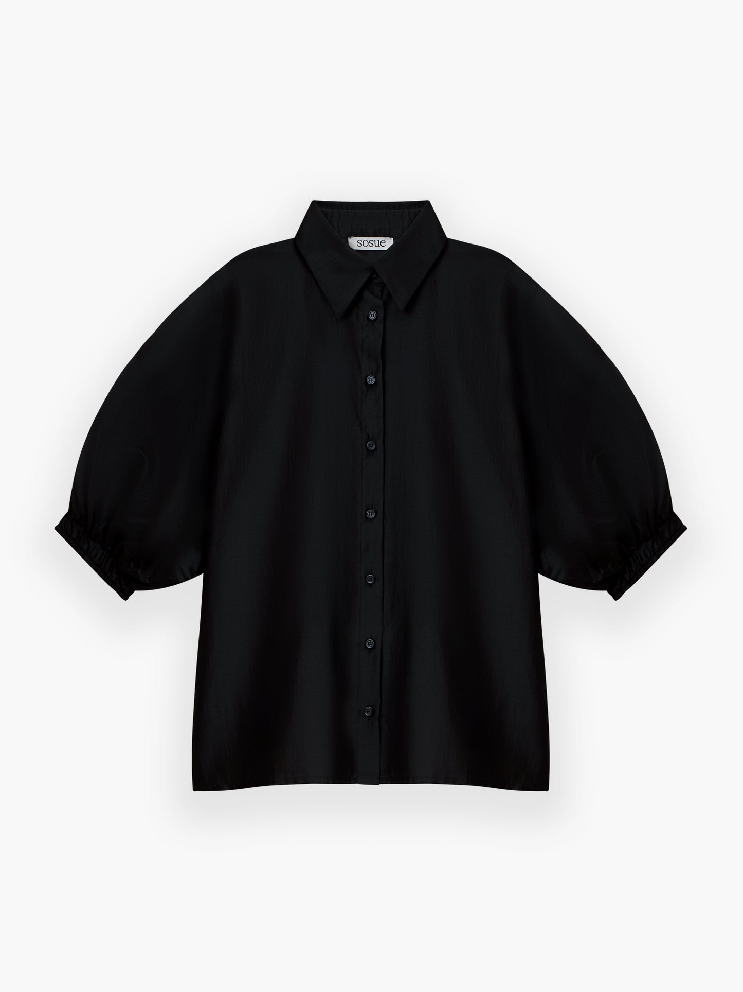 Die Bluse Antonia Short Sleeve Black Vol 2 hat einen klassischen Kragen, Puffärmel mit elastischen Bündchen und eine lockere Passform für mühelosen Stil - eine moderne Ergänzung für jede Garderobe.