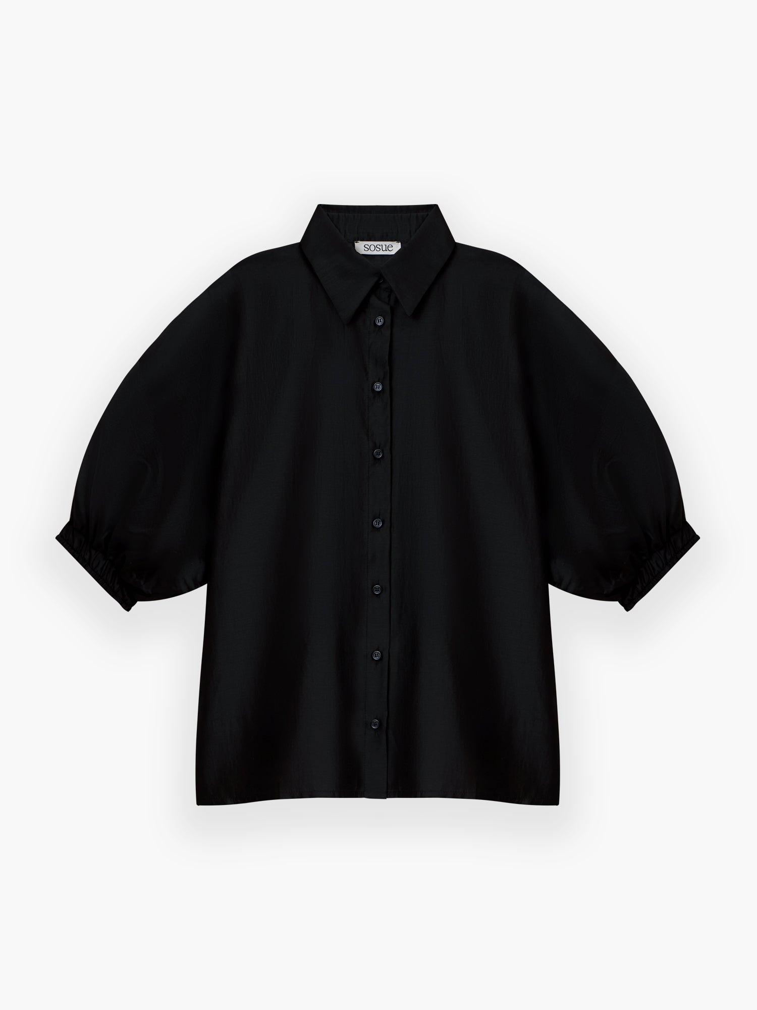 Die Bluse Antonia Short Sleeve Black Vol 2 hat einen klassischen Kragen, Puffärmel mit elastischen Bündchen und eine lockere Passform für mühelosen Stil - eine moderne Ergänzung für jede Garderobe.