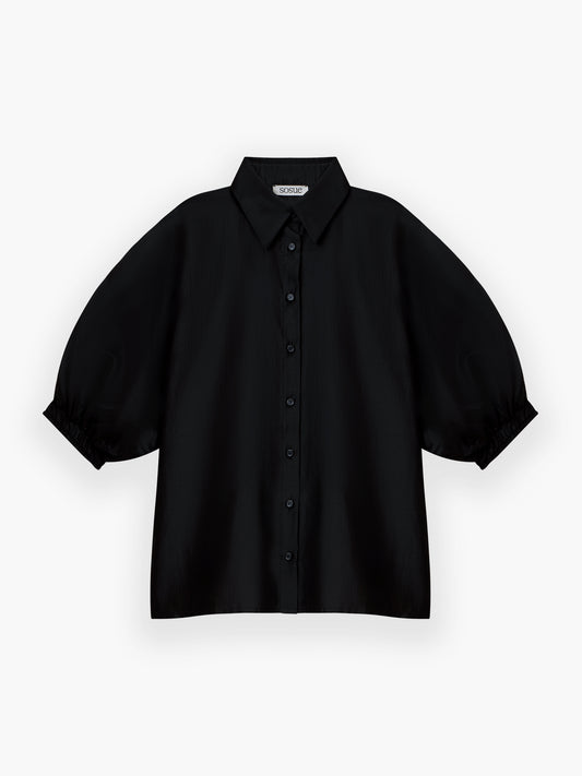 Die Bluse Antonia Short Sleeve Black Vol 2 hat einen klassischen Kragen, Puffärmel mit elastischen Bündchen und eine lockere Passform für mühelosen Stil - eine moderne Ergänzung für jede Garderobe.