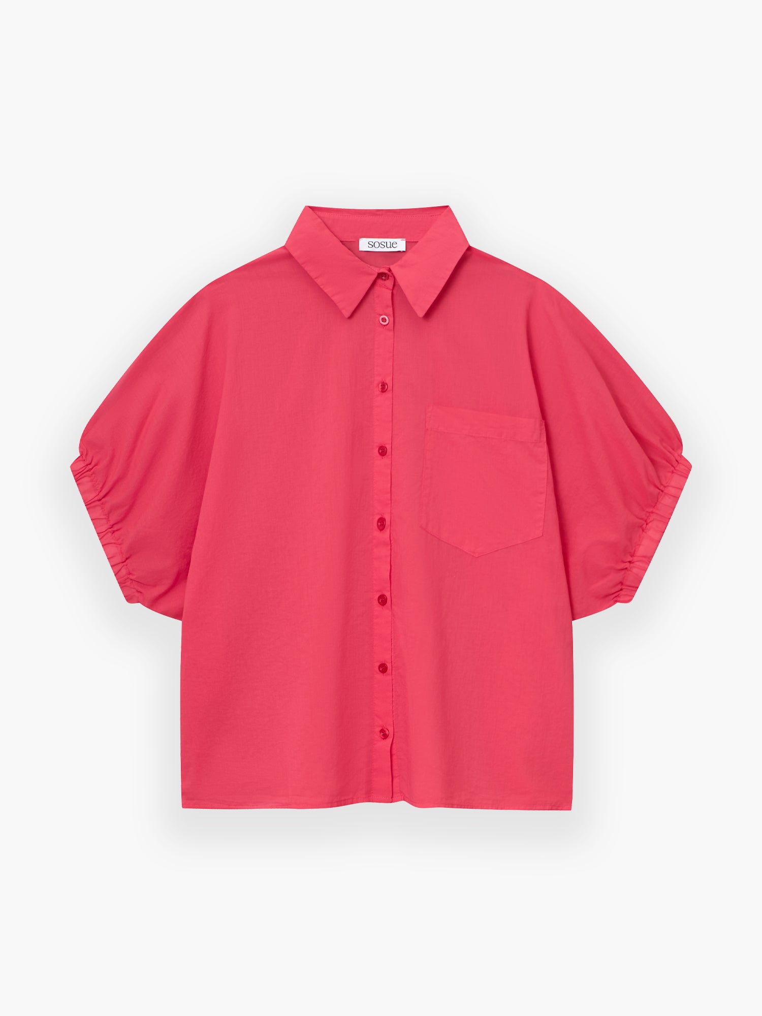Das Cowboy Collar Voile Red ist ein leuchtend rosafarbenes, kurzärmeliges Button-up-Hemd mit Kragen und einer Brusttasche, das auf einem einfarbig weißen Hintergrund abgebildet ist.