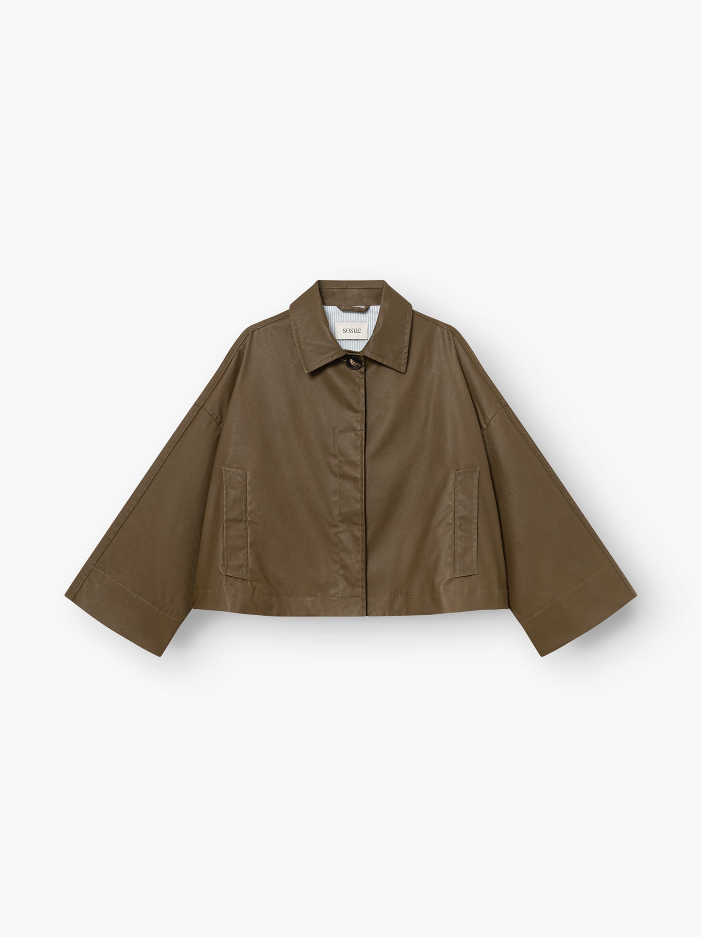 Der Dog Walker Coat ist eine kurz geschnittene braune Jacke im Utility-Stil mit weiten Ärmeln, einem spitzen Kragen, einer Knopfleiste und zwei Vordertaschen, abgebildet auf weißem Hintergrund.