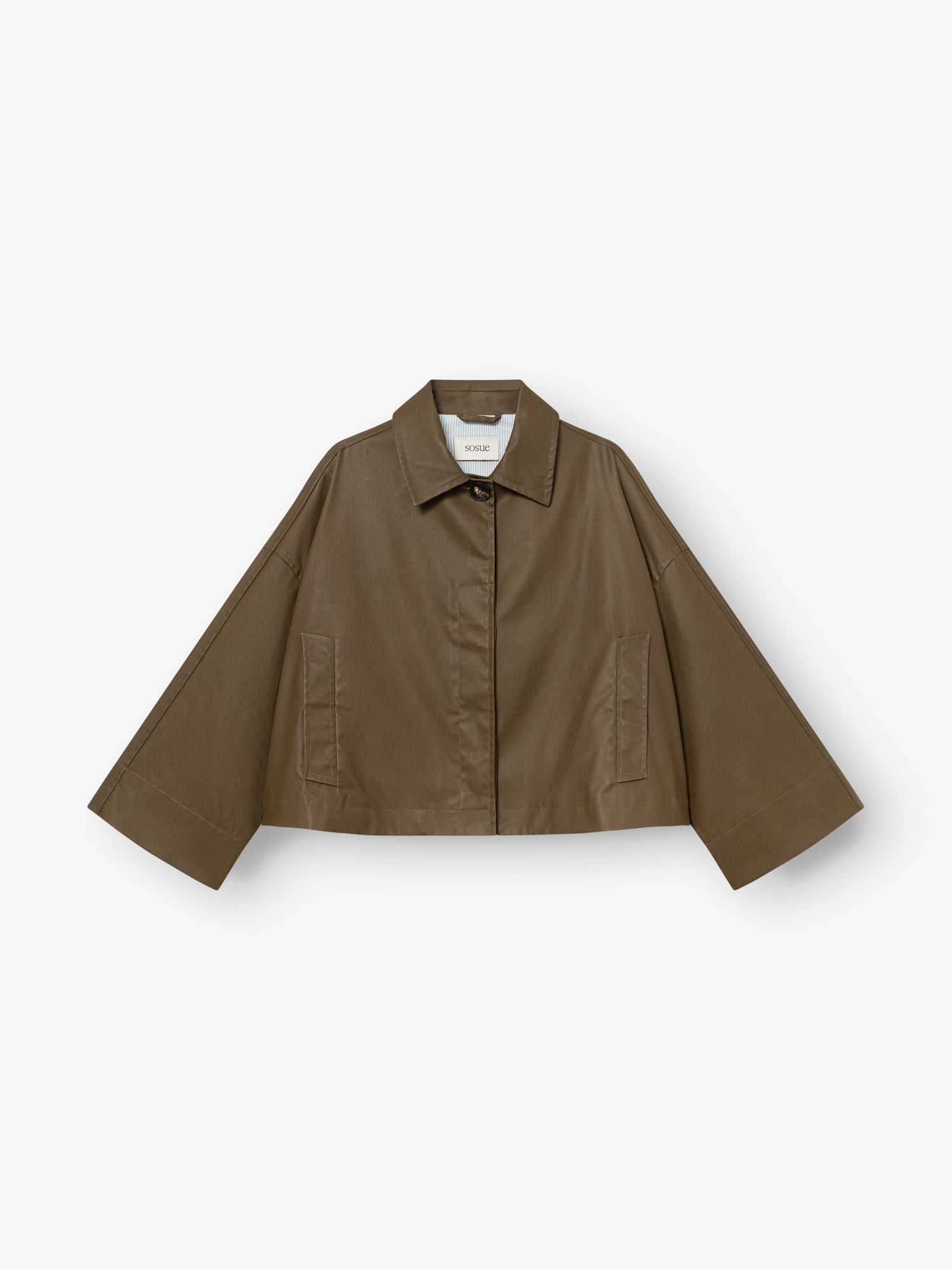 Der Dog Walker Coat ist eine kurz geschnittene braune Jacke im Utility-Stil mit weiten Ärmeln, einem spitzen Kragen, einer Knopfleiste und zwei Vordertaschen, abgebildet auf weißem Hintergrund.