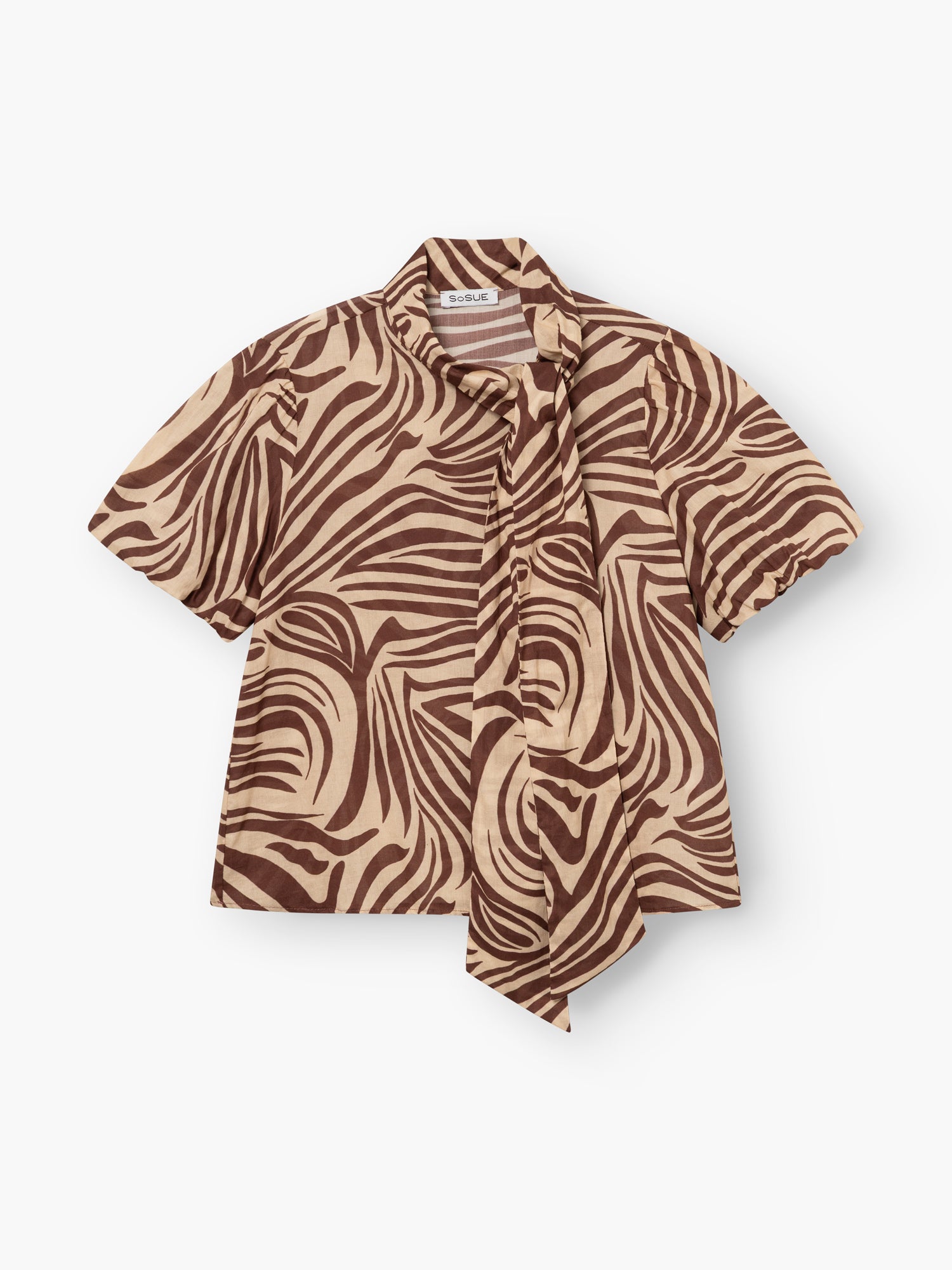 Die Bluse Bowy Slim Zebra Brown ist eine kurzärmelige Bluse mit braunem und beigem Zebramuster, Kragen und aufgesetzter Krawatte, die flach auf weißem Grund liegt.