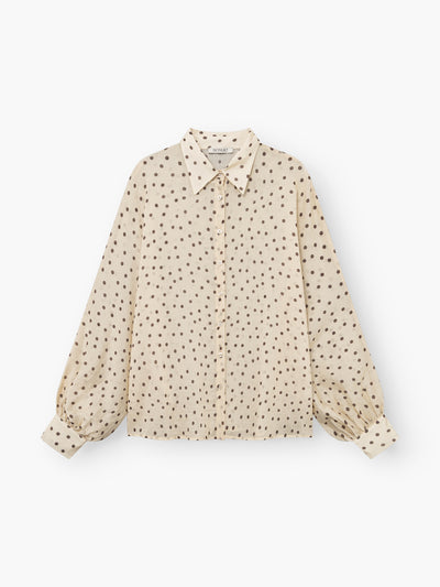 Die Bluse „Antonia Polka Dots Ecru Brown“, hergestellt in Italien, verfügt über einen Kragen, eine Knopfleiste vorne und braune Polka-Dots. Weicher Baumwollvoile und leicht ausgestellte Ärmel mit geknöpften Manschetten sorgen für Stil und Tragekomfort.