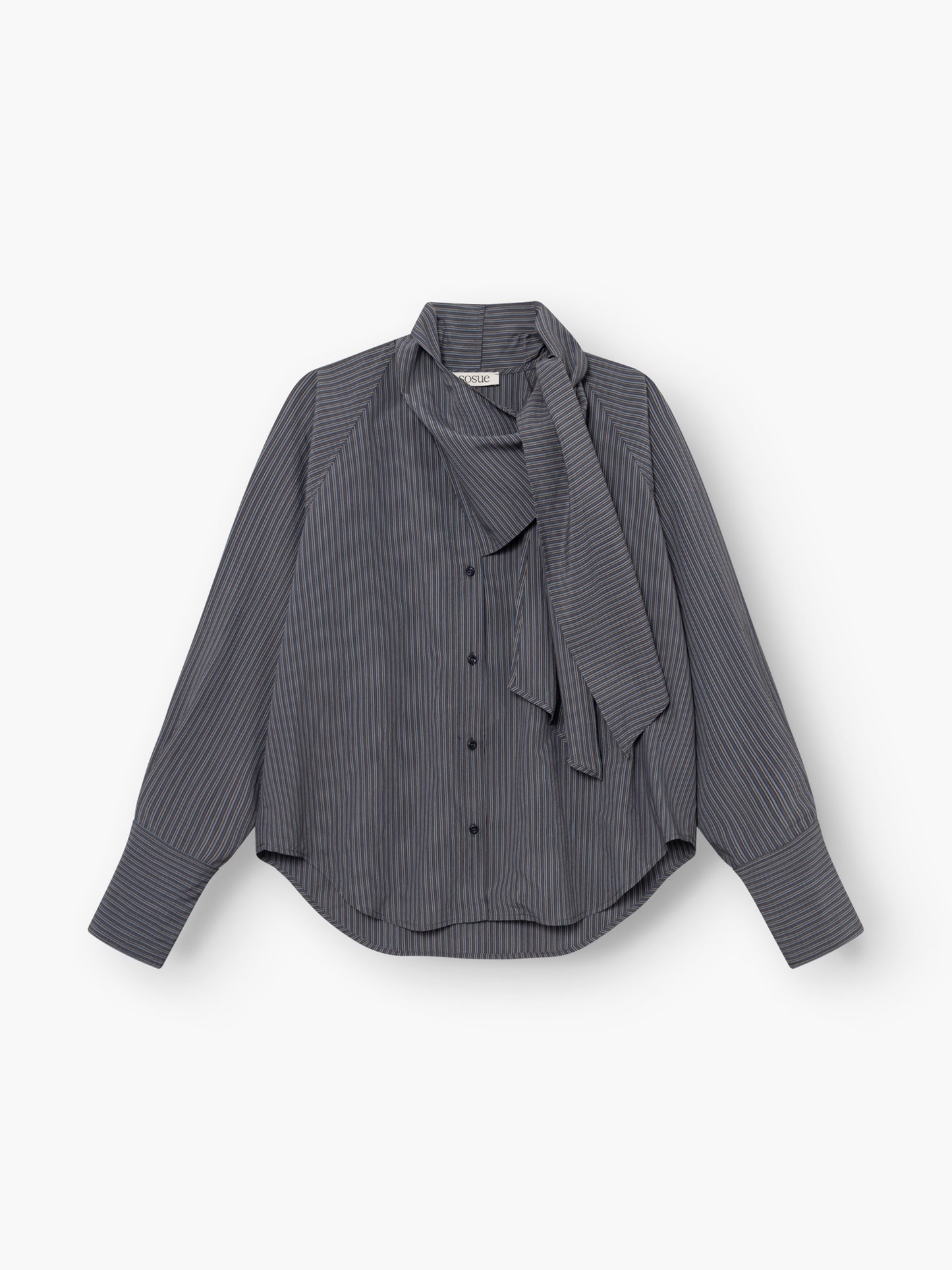 Wir präsentieren die „Bluse Scarf Stripes“: eine langärmelige Damenbluse mit Knopfleiste und feinen weißen Streifen auf dunklem Stoff. Diese Streifenbluse mit Schaldetail besticht durch eine lockere Passform, weite Manschetten und ein gebundenes Schaldetail am Halsausschnitt. Wunderschön verarbeitet und „Made in Italy“.