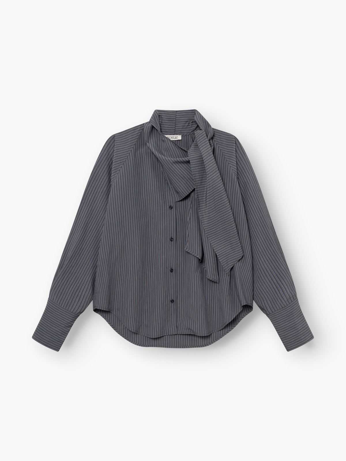 Wir präsentieren die „Bluse Scarf Stripes“: eine langärmelige Damenbluse mit Knopfleiste und feinen weißen Streifen auf dunklem Stoff. Diese Streifenbluse mit Schaldetail besticht durch eine lockere Passform, weite Manschetten und ein gebundenes Schaldetail am Halsausschnitt. Wunderschön verarbeitet und „Made in Italy“.
