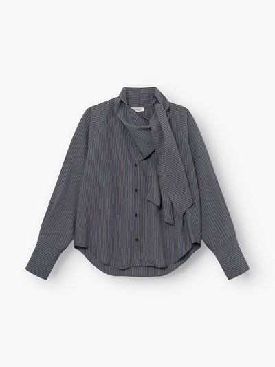 Wir präsentieren die „Bluse Scarf Stripes“: eine langärmelige Damenbluse mit Knopfleiste und feinen weißen Streifen auf dunklem Stoff. Diese Streifenbluse mit Schaldetail besticht durch eine lockere Passform, weite Manschetten und ein gebundenes Schaldetail am Halsausschnitt. Wunderschön verarbeitet und „Made in Italy“.