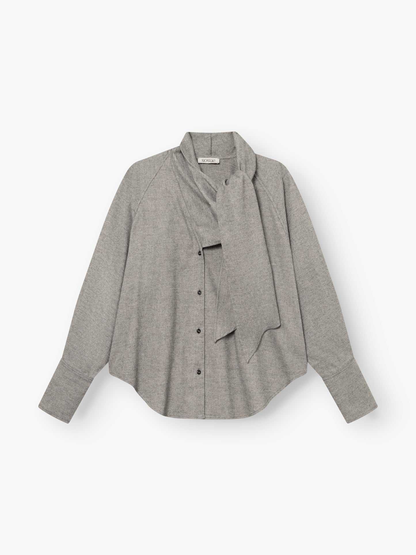 Die Bluse „Scarf Tweed“ in Hellgrau verfügt über lange Ärmel, eine Knopfleiste vorne und ein fest eingenähtes Schal-Detail, das locker um den Kragen drapiert ist; abgebildet auf weißem Hintergrund.