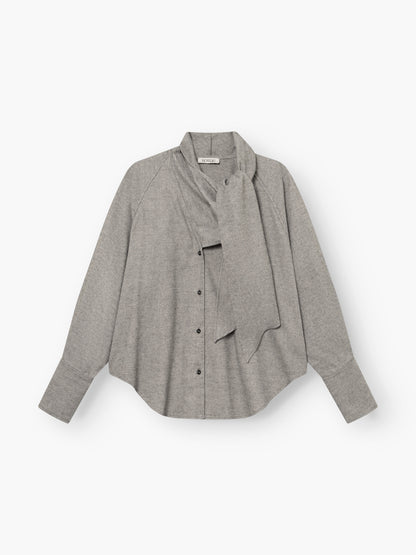 Die Bluse „Scarf Tweed“ in Hellgrau verfügt über lange Ärmel, eine Knopfleiste vorne und ein fest eingenähtes Schal-Detail, das locker um den Kragen drapiert ist; abgebildet auf weißem Hintergrund.