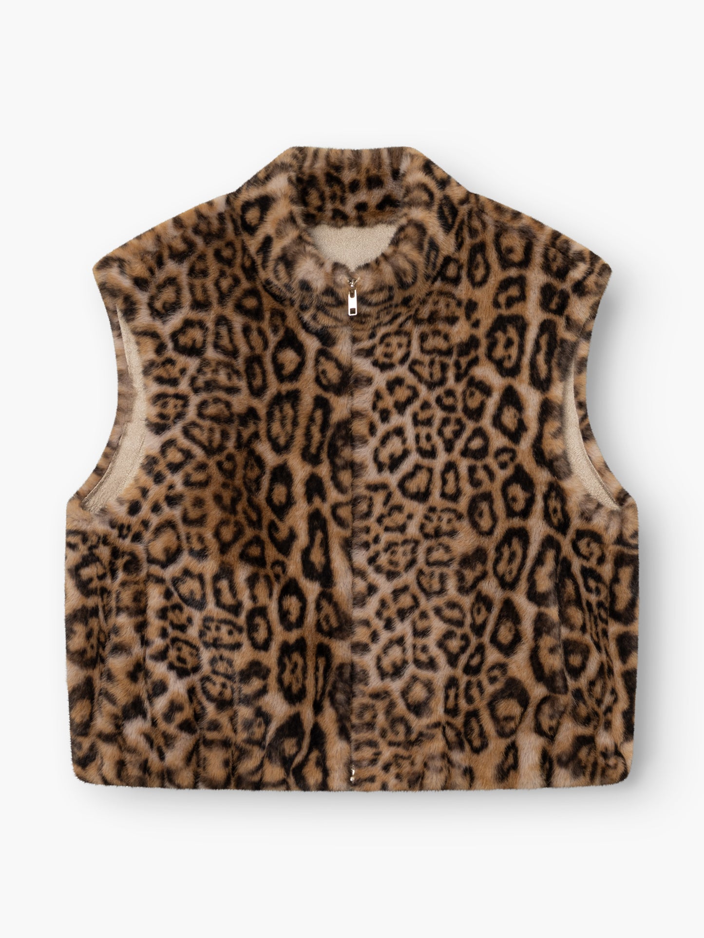 Verleihen Sie Ihrem Stil das gewisse Etwas mit der Weste „Leopard“ – einer ärmellosen Damenweste aus weichem, braun-schwarzem Kunstfell mit Leopardenmuster. Mit ihrem praktischen Reißverschluss und dem schicken hohen Kragen vereint diese Weste wilde Eleganz mit kuscheligem Komfort – perfekt für jeden Anlass.