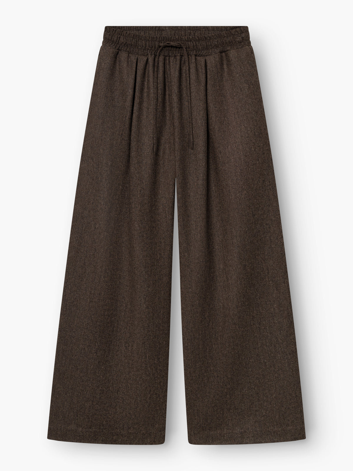 Weit geschnittene Hose „Josy Braun“ mit hoher Taille aus einer dunkelbraunen Wollmischung, mit elastischem Bund und Kordelzug, flach auf weißem Hintergrund präsentiert. Diese stilvolle braune Damenhose wird in Portugal fachmännisch gefertigt und überzeugt durch außergewöhnliche Qualität und Tragekomfort.