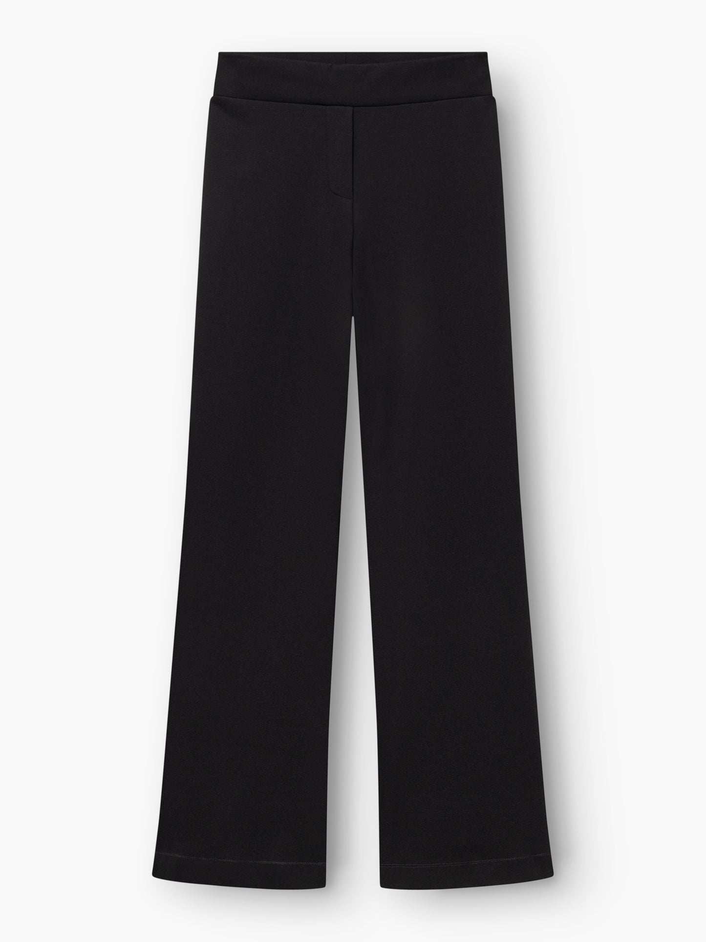 Reisehose in Schwarz mit weitem Bein und hohem Bund, flach auf weißem Hintergrund präsentiert. Diese Hose hat ein schlichtes, klassisches Design ohne sichtbare Taschen oder Verzierungen.