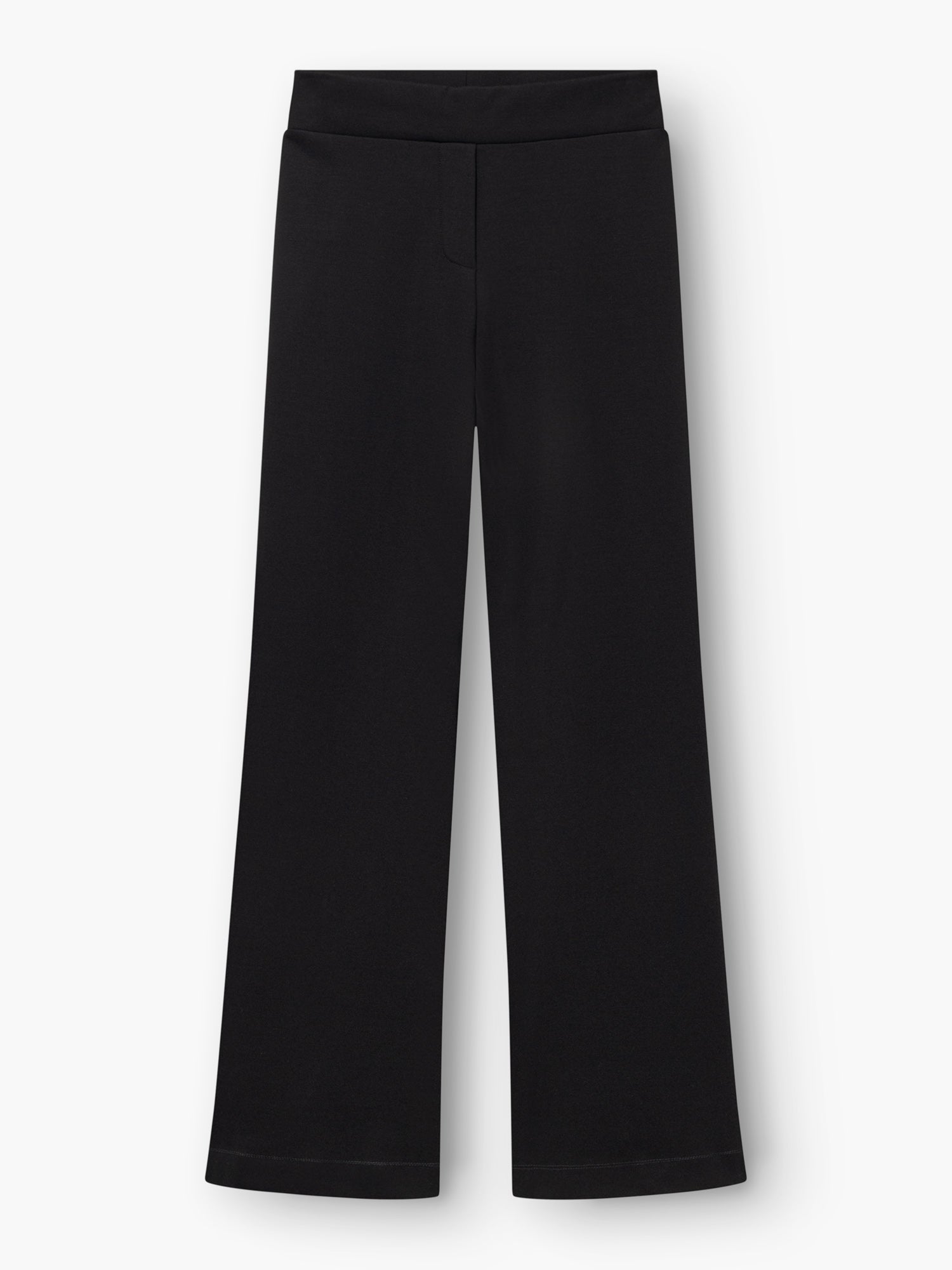 Reisehose in Schwarz mit weitem Bein und hohem Bund, flach auf weißem Hintergrund präsentiert. Diese Hose hat ein schlichtes, klassisches Design ohne sichtbare Taschen oder Verzierungen.