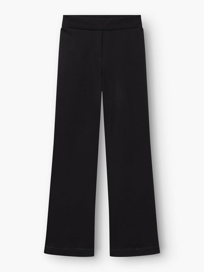 Reisehose in Schwarz mit weitem Bein und hohem Bund, flach auf weißem Hintergrund präsentiert. Diese Hose hat ein schlichtes, klassisches Design ohne sichtbare Taschen oder Verzierungen.