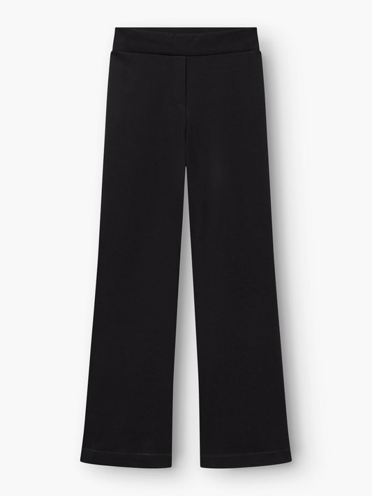 Reisehose in Schwarz mit weitem Bein und hohem Bund, flach auf weißem Hintergrund präsentiert. Diese Hose hat ein schlichtes, klassisches Design ohne sichtbare Taschen oder Verzierungen.