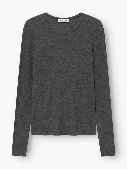 Ein dunkelgraues „Cashmere Long Sleeve Rib“-Shirt mit schlichtem Design, langen Ärmeln und rundem Ausschnitt liegt flach auf einem weißen Hintergrund.