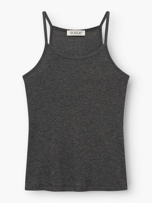 Dunkelgraues („anthrazit“) ärmelloses Top mit schmalen Trägern, flach auf weißem Hintergrund abgebildet. Auf dem Stoffetikett am Ausschnitt steht „SOSUE“. Das „Cashmere Tank Rib Anthrazit“ besticht durch seinen luxuriösen Griff und seine moderne Silhouette und eignet sich ideal zum Kombinieren oder zum alleinigen Tragen.