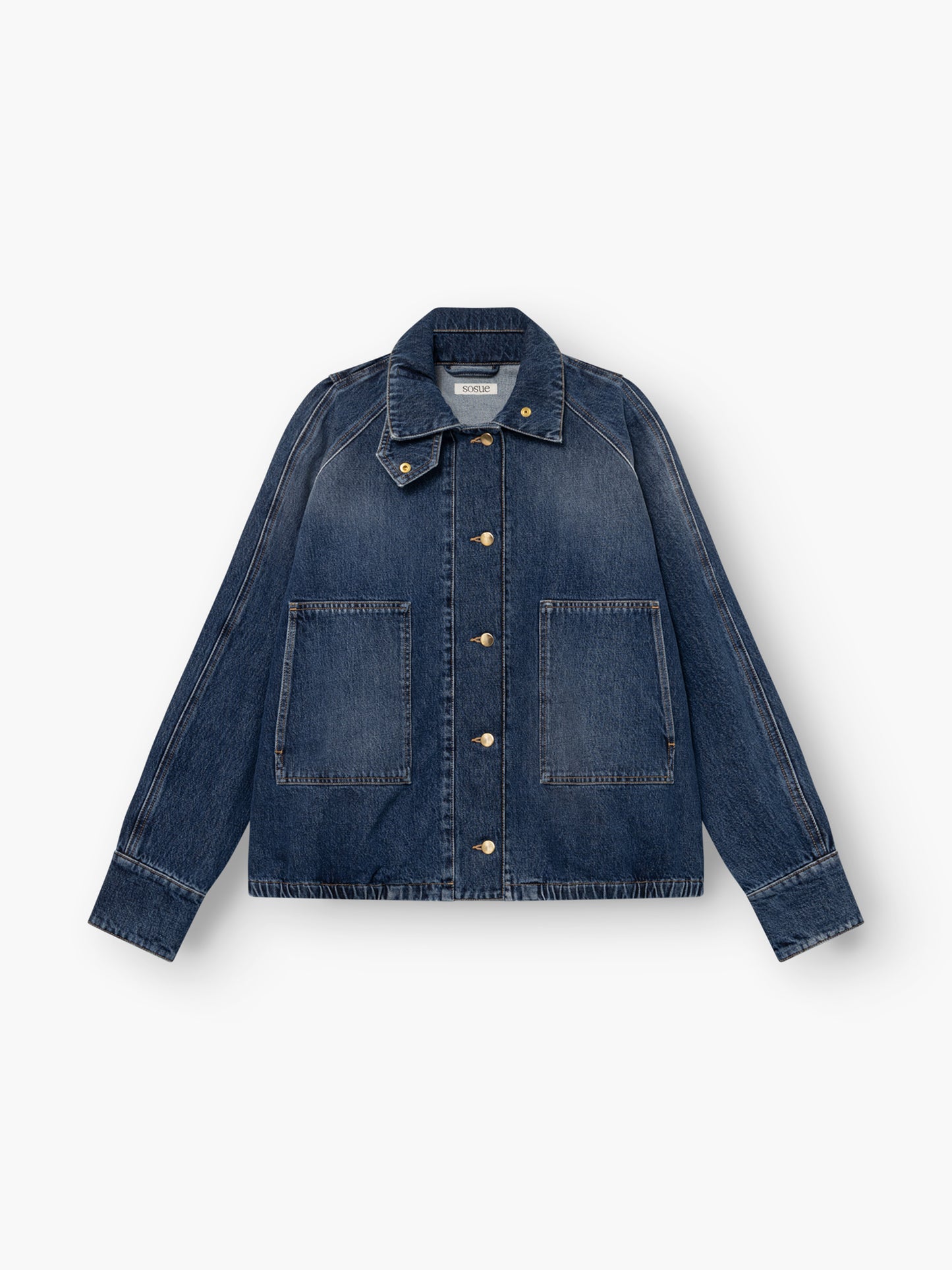 Jacke Bomber Denim in Dunkelblau mit großen Vordertaschen, Metallknöpfen, spitzem Kragen und sichtbaren Nähten. Abgebildet flach auf einem weißen Hintergrund.