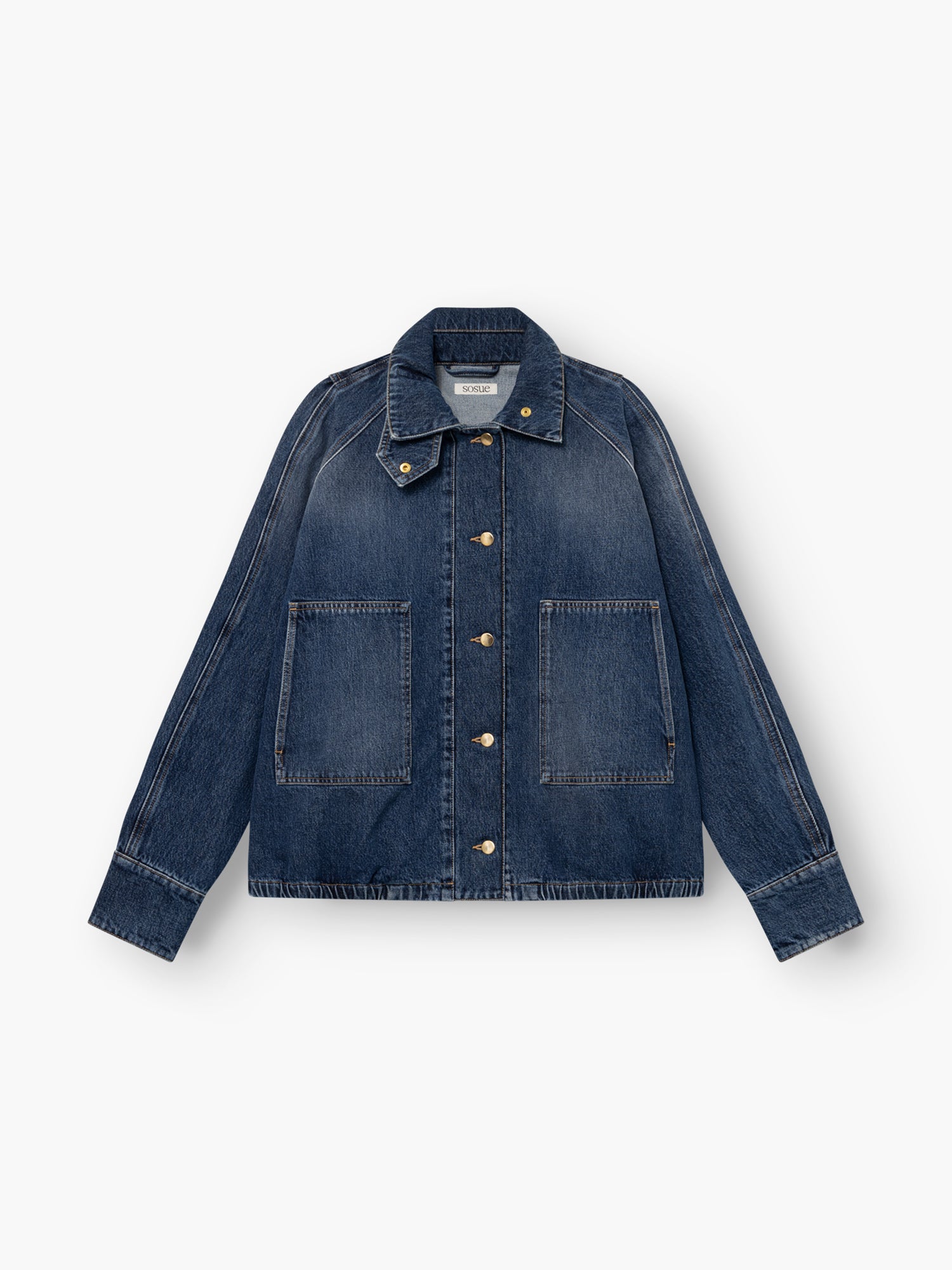 Jacke Bomber Denim in Dunkelblau mit großen Vordertaschen, Metallknöpfen, spitzem Kragen und sichtbaren Nähten. Abgebildet flach auf einem weißen Hintergrund.