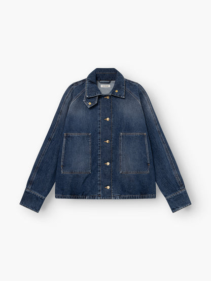 Jacke Bomber Denim in Dunkelblau mit großen Vordertaschen, Metallknöpfen, spitzem Kragen und sichtbaren Nähten. Abgebildet flach auf einem weißen Hintergrund.