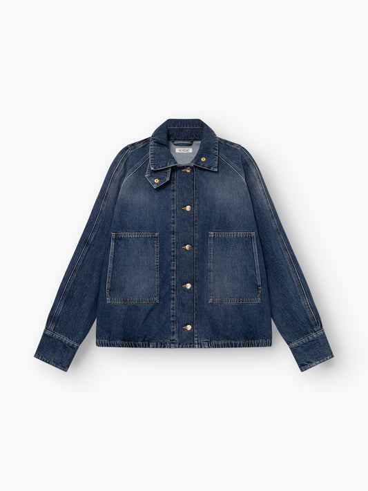 Jacke Bomber Denim in Dunkelblau mit großen Vordertaschen, Metallknöpfen, spitzem Kragen und sichtbaren Nähten. Abgebildet flach auf einem weißen Hintergrund.