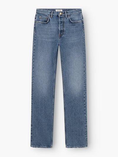 Eine SIENNA-Jeans in Hellblau – eine Damenjeans mit geradem Bein aus hochwertigem Denim, mit Reißverschluss vorne, Knopfverschluss und fünf Taschen – wird flach auf einem weißen Hintergrund präsentiert.