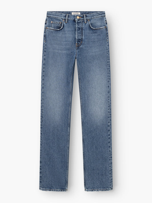 Die SIENNA Jeans Light Blue – Straight Leg Damenjeans aus Premium-Denim „Made in Italy“ besticht durch hochwertigen hellblauen Denim, einen geraden Schnitt, einen Knopf- und Reißverschluss, Vorder- und Gesäßtaschen sowie dezente Ausbleichungen an den Oberschenkeln. Das Modell wird flach auf einem weißen Hintergrund präsentiert.
