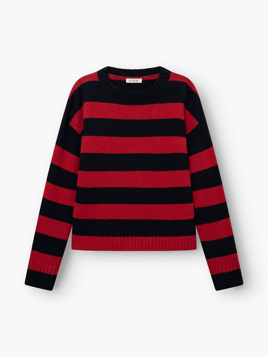 Ein langärmeliger Pullover mit dem Namen „Pullover Red Blue Stripes“, der sich durch markante horizontale rote und blaue Streifen, einen Rundhalsausschnitt sowie gerippte Bündchen und einen gerippten Saum auszeichnet und auf weißem Hintergrund abgebildet ist.
