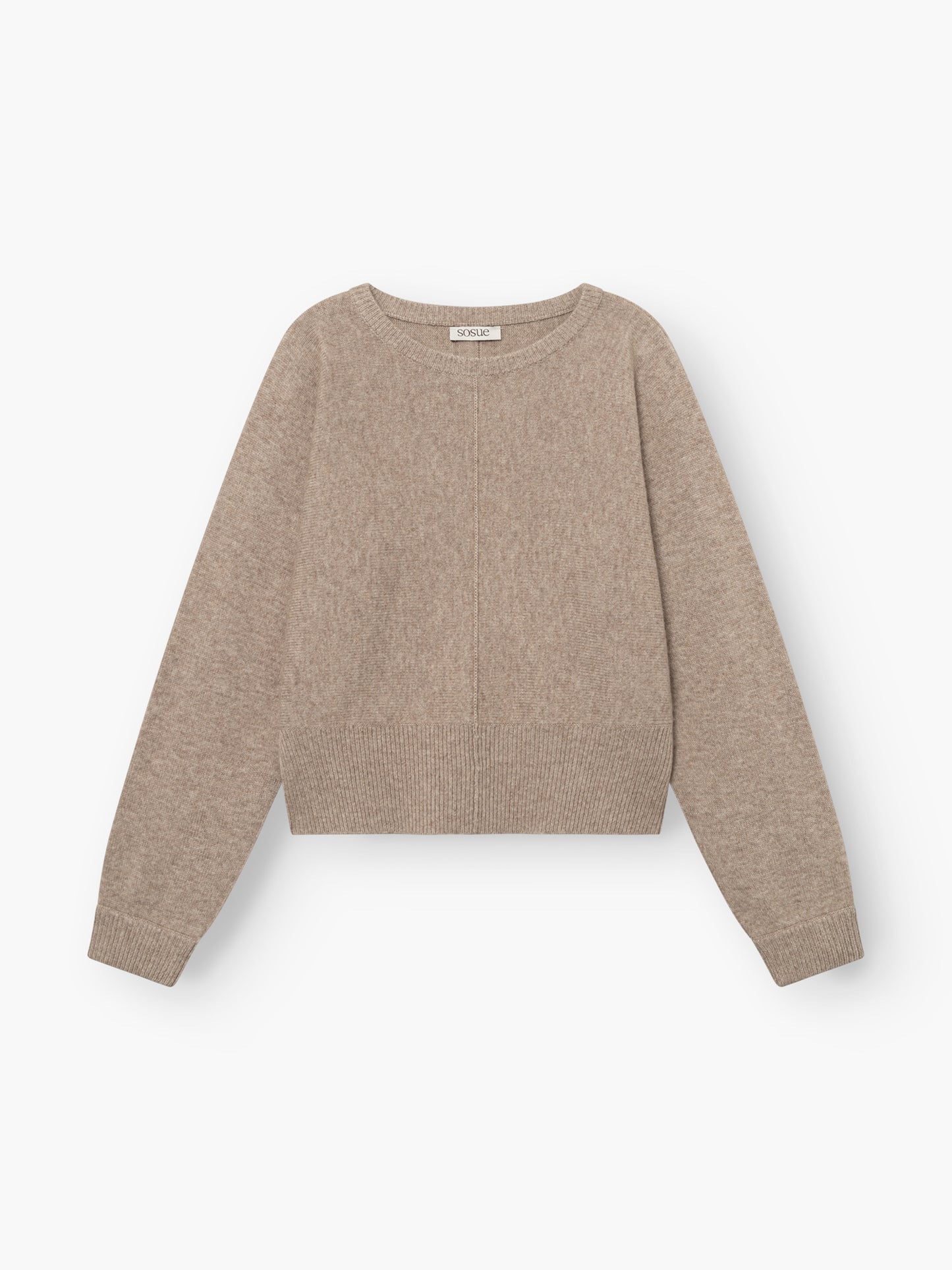 Pullover „Charly“ in Beige: ein langärmeliger Kaschmirpullover mit gerippten Bündchen, Saum und Kragen, flach auf einem weißen Hintergrund liegend abgebildet.