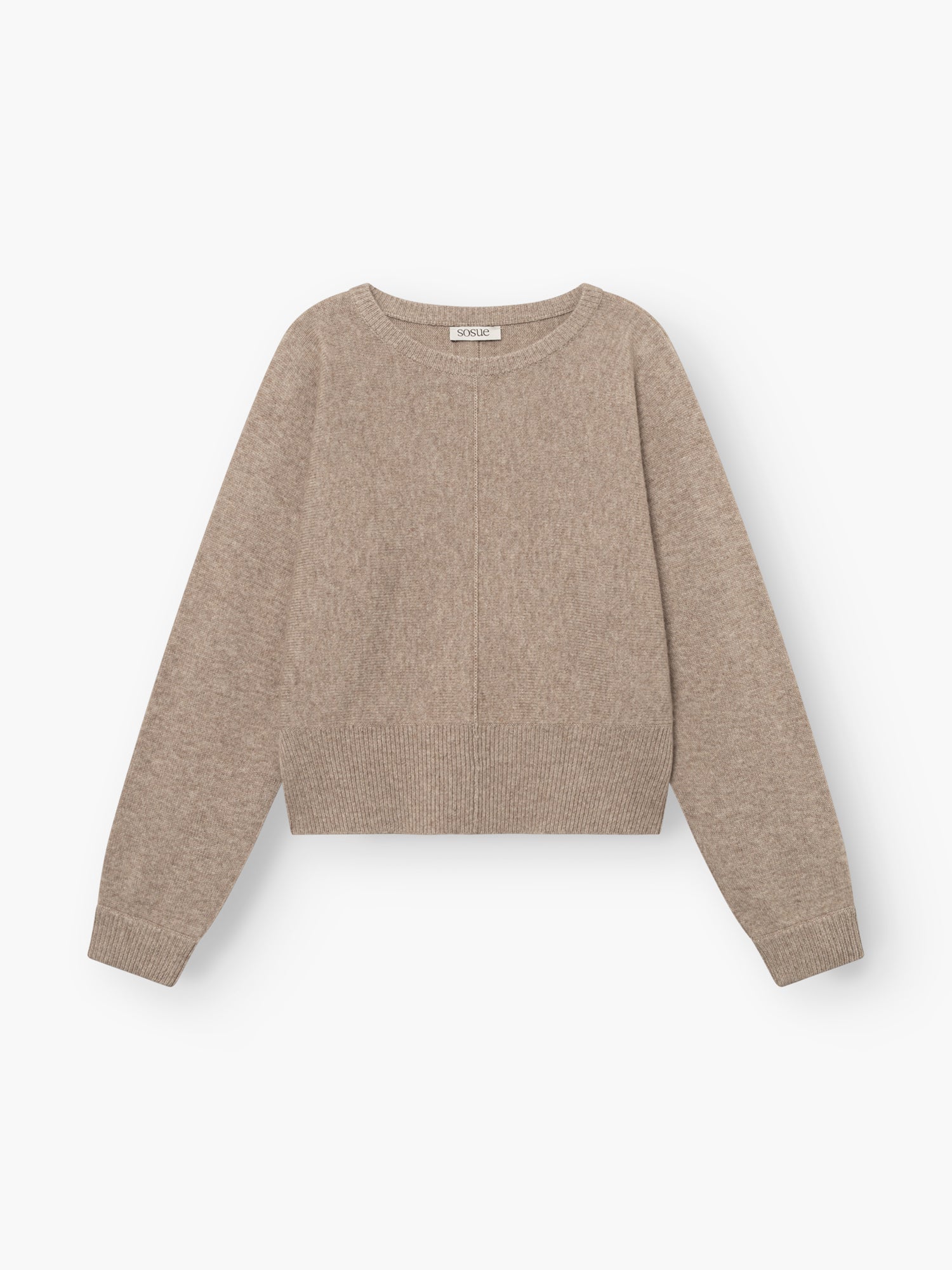 Pullover „Charly“ in Beige: ein langärmeliger Kaschmirpullover mit gerippten Bündchen, Saum und Kragen, flach auf einem weißen Hintergrund liegend abgebildet.