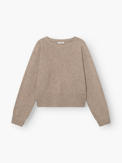 Pullover „Charly“ in Beige: ein langärmeliger Kaschmirpullover mit gerippten Bündchen, Saum und Kragen, flach auf einem weißen Hintergrund liegend abgebildet.