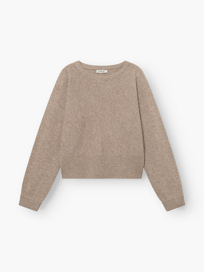 Pullover „Charly“ in Beige: ein langärmeliger Kaschmirpullover mit gerippten Bündchen, Saum und Kragen, flach auf einem weißen Hintergrund liegend abgebildet.