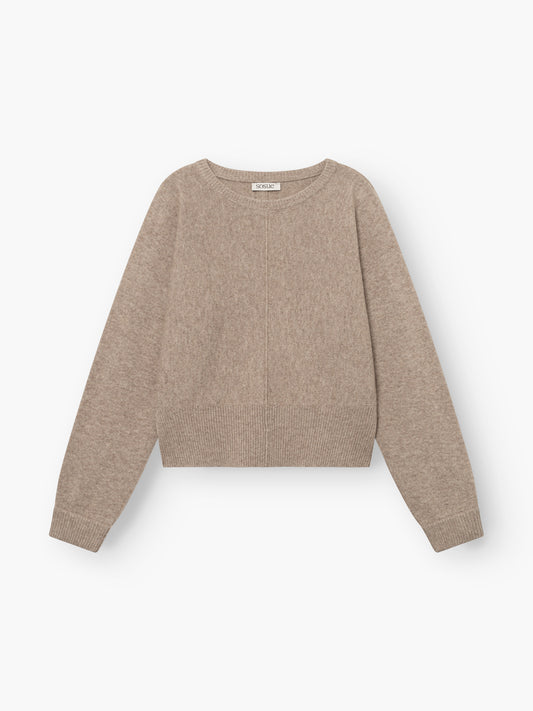 Pullover „Charly“ in Beige: ein langärmeliger Kaschmirpullover mit gerippten Bündchen, Saum und Kragen, flach auf einem weißen Hintergrund liegend abgebildet.