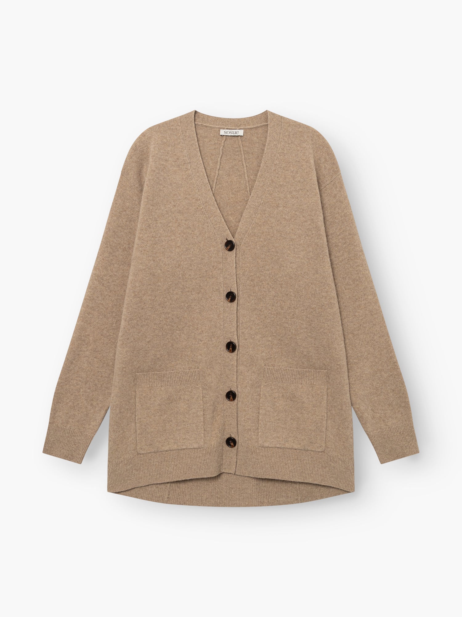 Strickjacke „Lucia Beige“ aus extrafeiner Merinowolle mit langen Ärmeln, schwarzen Knöpfen und zwei Vordertaschen, flach auf weißem Hintergrund präsentiert.