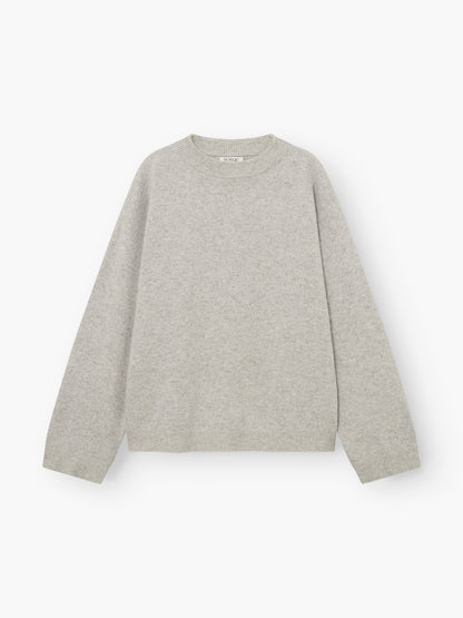 Der Pullover „Liza“ in Hellgrau mit langen Ärmeln, Rundhalsausschnitt sowie gerippten Bündchen, Halsausschnitt und Saum liegt flach auf einem weißen Hintergrund.