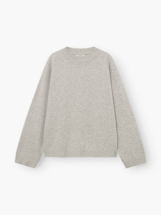 Der Pullover „Liza“ in Hellgrau mit langen Ärmeln, Rundhalsausschnitt sowie gerippten Bündchen, Halsausschnitt und Saum liegt flach auf einem weißen Hintergrund.