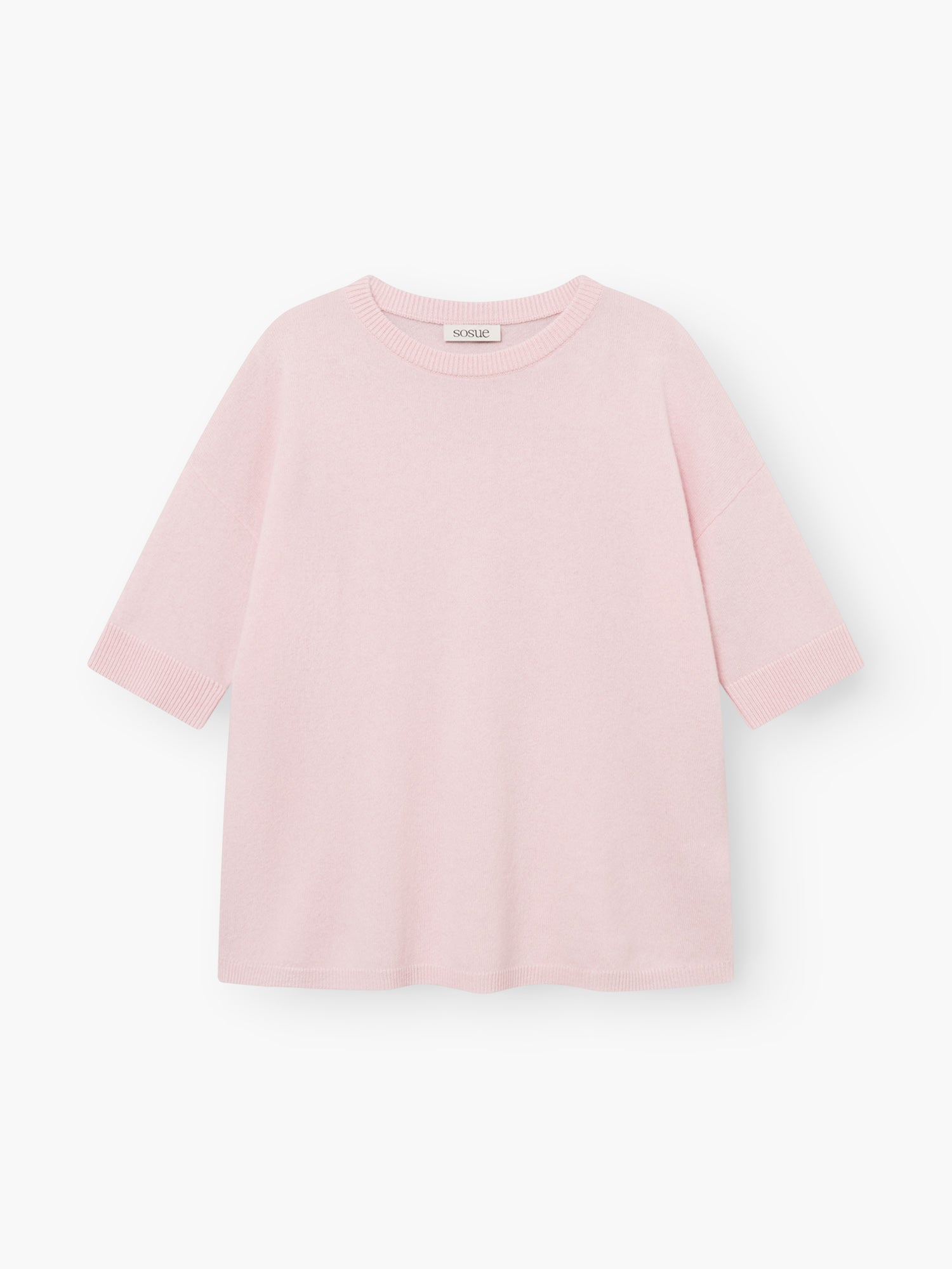 Strick-T-Shirt „Aurora Rose“ in Hellrosa mit kurzen Ärmeln, Rundhalsausschnitt, lockerer Passform und gerippten Säumen an Ärmeln und Saum. Das sichtbare Etikett am Halsausschnitt ist zu sehen, während das Oberteil flach auf einem weißen Hintergrund liegt.