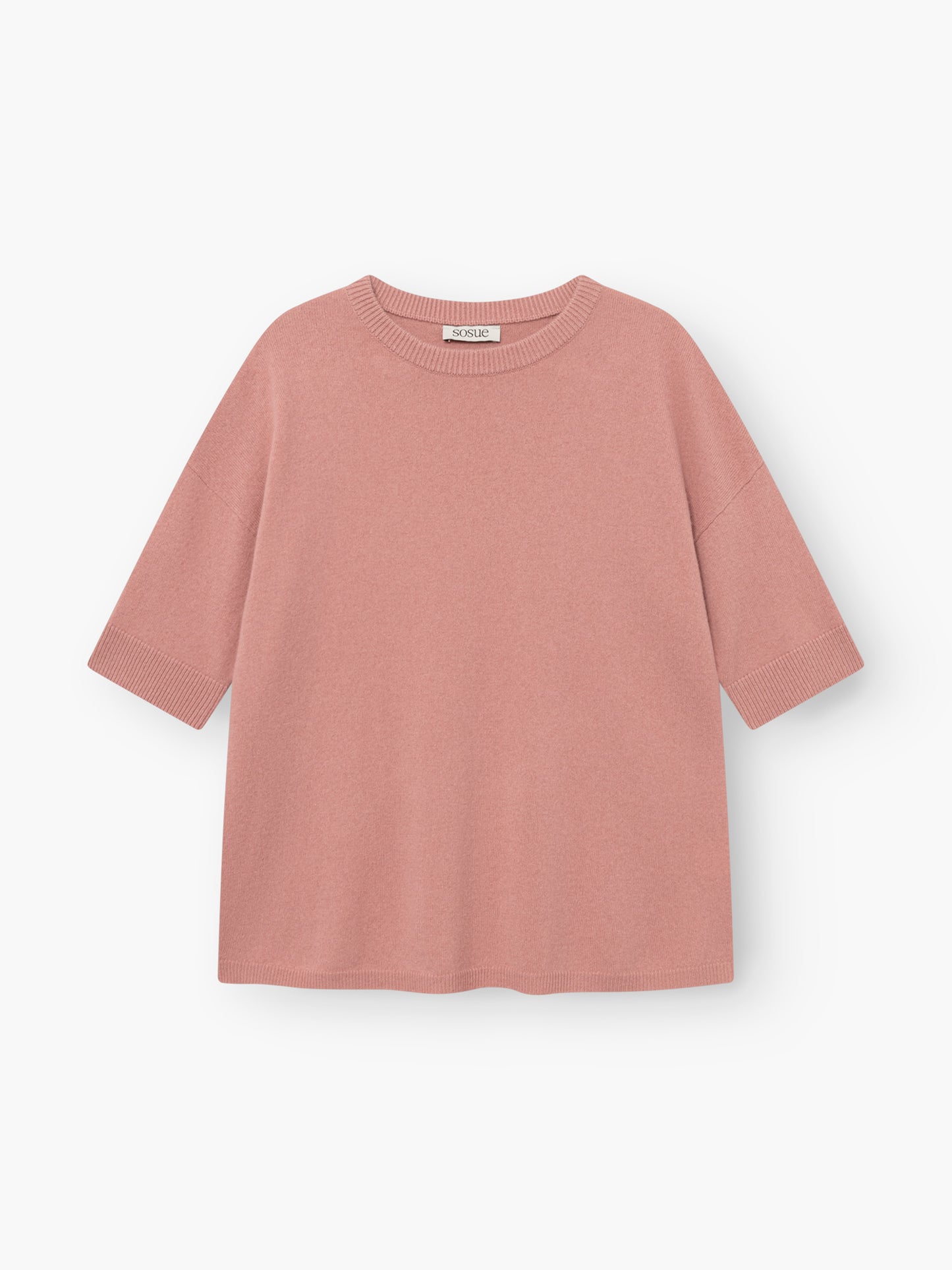 Das Strick-T-Shirt „Aurora Altrosa“ in Blush-Pink liegt flach auf einem weißen Hintergrund. Dieses Damen-Strick-T-Shirt hat kurze Ärmel, einen Rundhalsausschnitt und eine lockere, kastenförmige Passform mit gerippten Säumen an den Ärmelenden, am Saum und am Kragen.