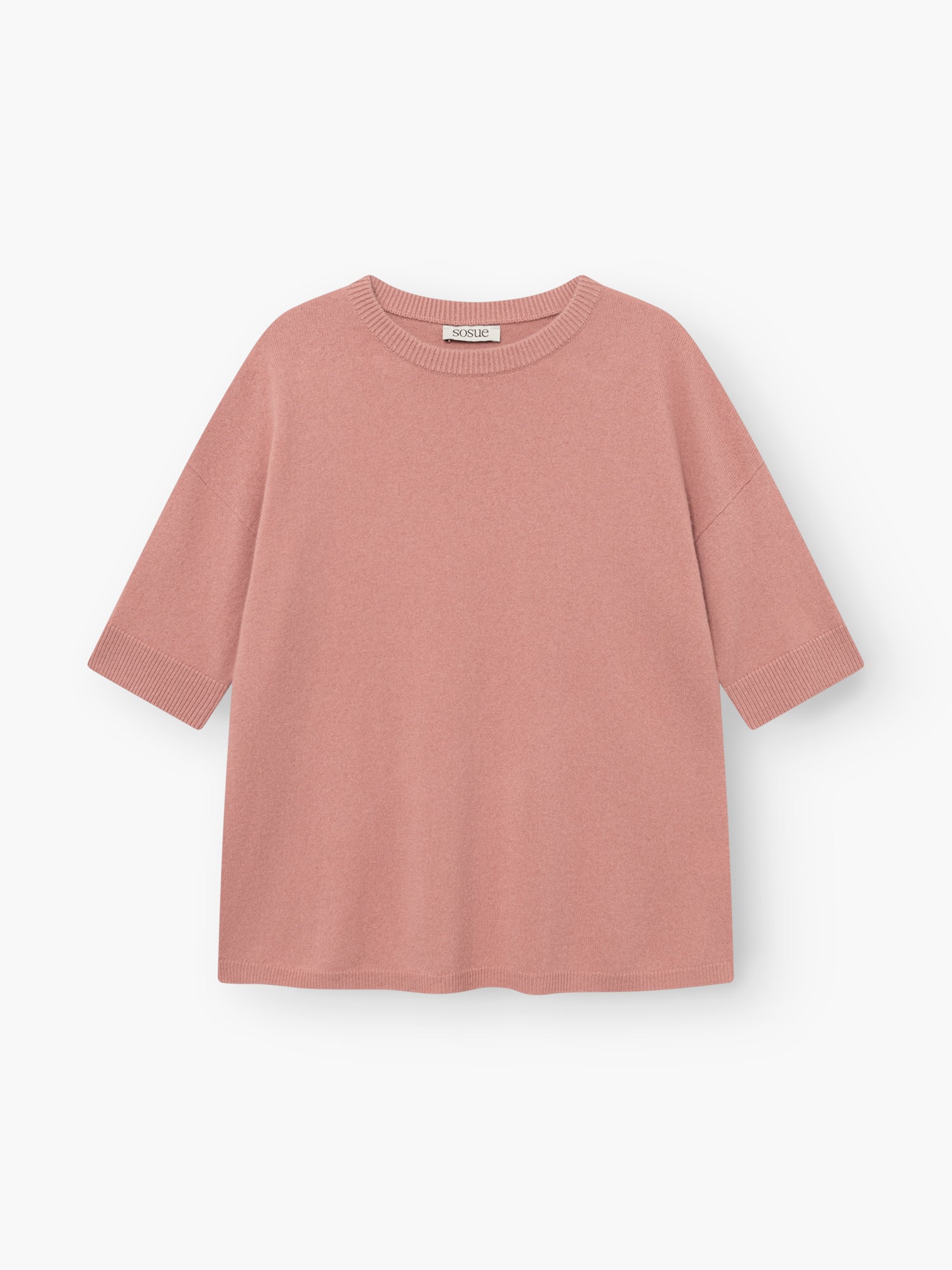 Das Strick-T-Shirt „Aurora Altrosa“ in Blush-Pink liegt flach auf einem weißen Hintergrund. Dieses Damen-Strick-T-Shirt hat kurze Ärmel, einen Rundhalsausschnitt und eine lockere, kastenförmige Passform mit gerippten Säumen an den Ärmelenden, am Saum und am Kragen.