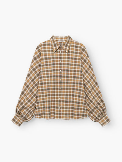 Bluse „Antonia Flanell Check“ mit braun-weißem Karomuster, langen Ärmeln, Kragen und gerafften Ärmelbündchen, flach auf einem weißen Hintergrund liegend.